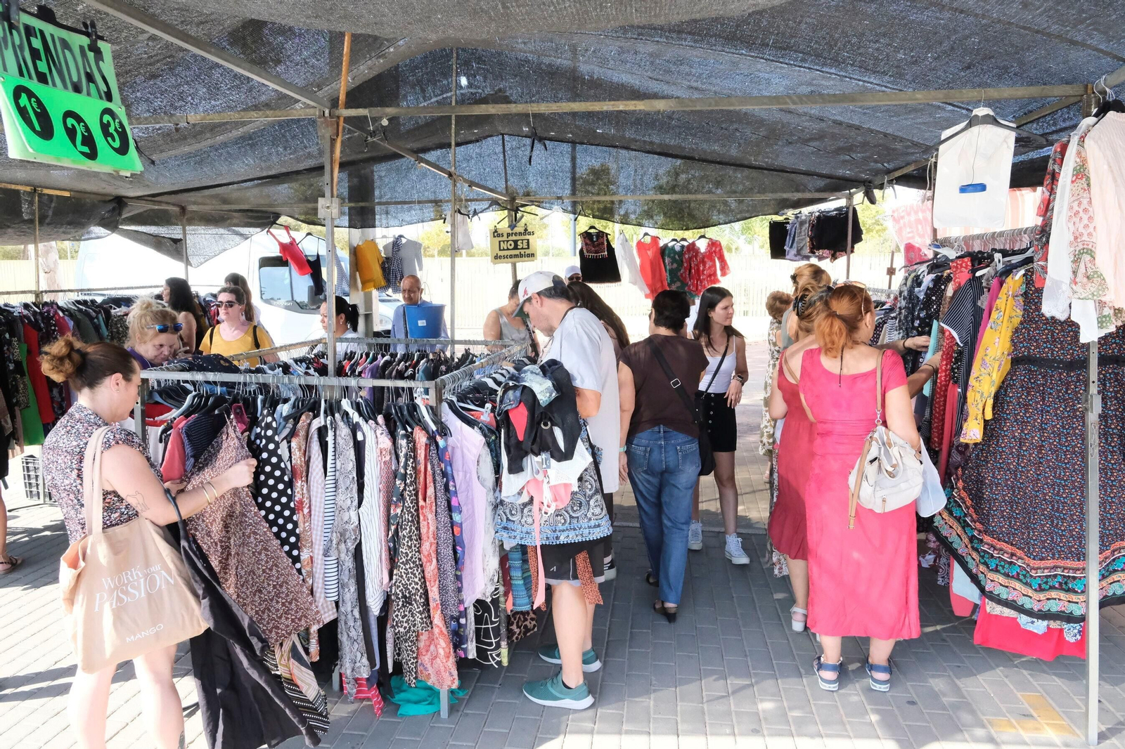 Un paseo en fotografías por el mercadillo de El Arenal un día de agosto Un paseo en fotografías por el mercadillo de El Arenal un día de agosto