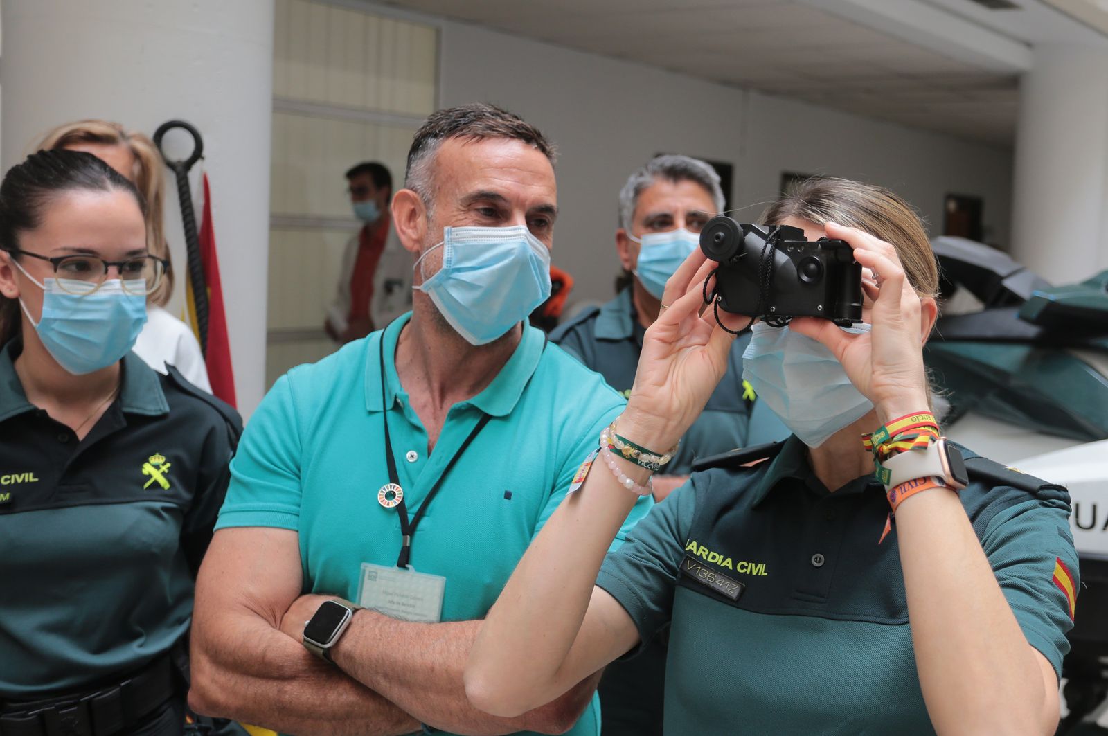 Imágenes de la exhibición de la Guardia Civil en el Hospital Juan Ramón Jiménez con motivo del 35 aniversario de la incorporación de la mujer