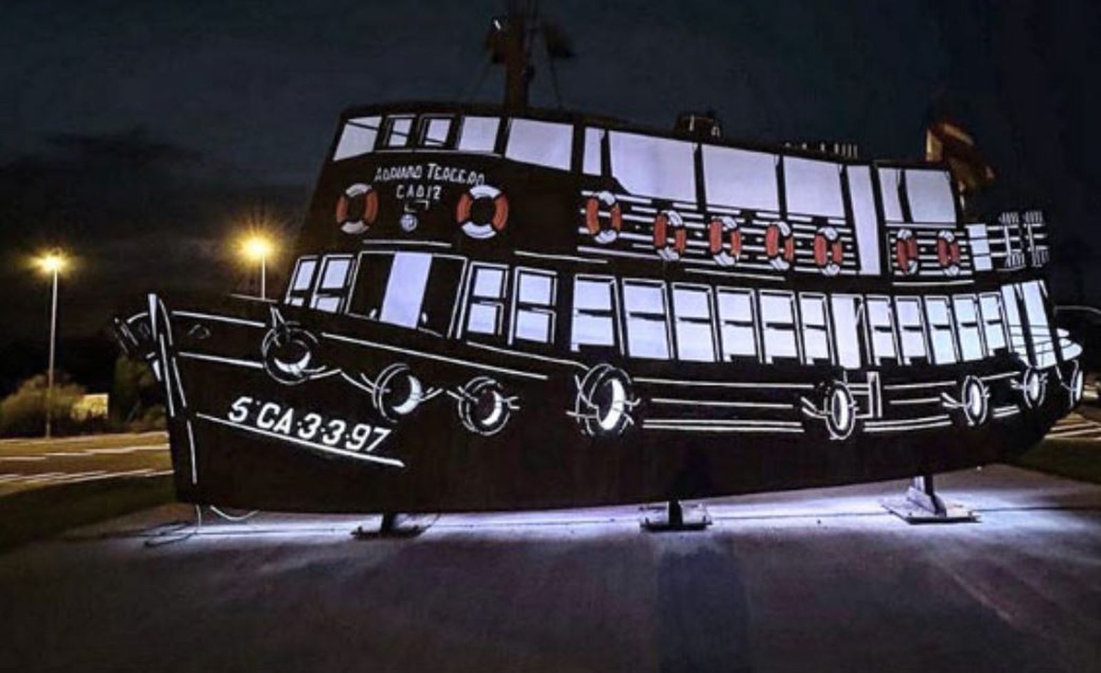 Una imagen de la escultura del Vapor ubicada en una rotonda portuense.