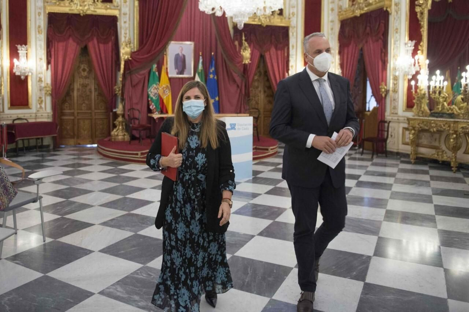 La presidenta de la Diputación de Cádiz con el diputado del área económica este miércoles en la presentación de los presupuestos.