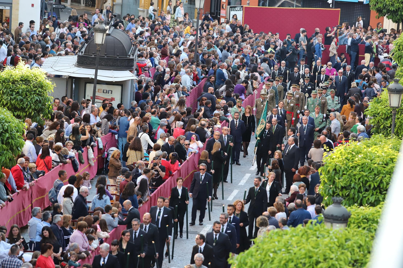 Procesión del Cristo de la Vera Cruz, escoltado por la Legión en las calles de Huelva