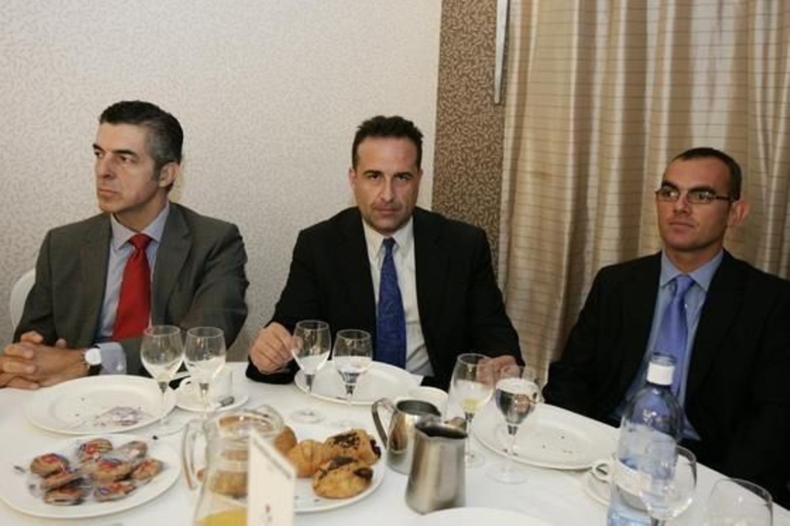 Javier Frutos, gerente del Club de Mar de Almería, junto a Pedro García, director de área de Uniacja en Almería y Antonio Rodríguez, jefe comercial de Unicaja. Los tres estuvieron presentes en el acto organizado por Grupo Joly  Foto: Rafael G. / Javier Alonso