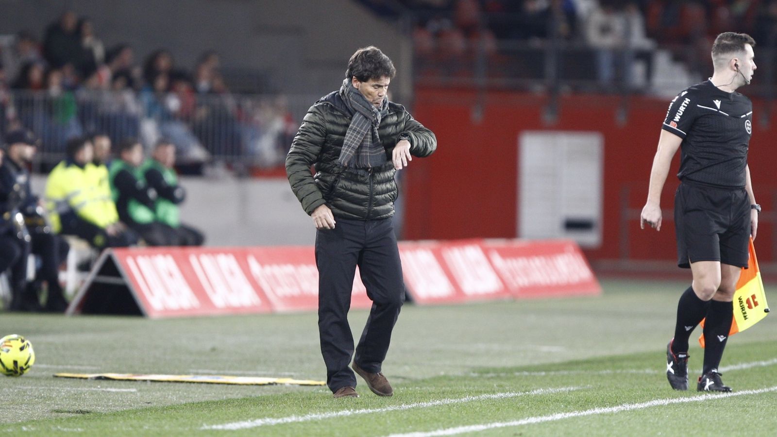 El entrenador del Almería revisa su reloj durante la contienda.