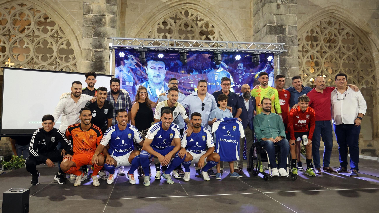 Imágenes de la presentación de las camisetas del Xerez CD