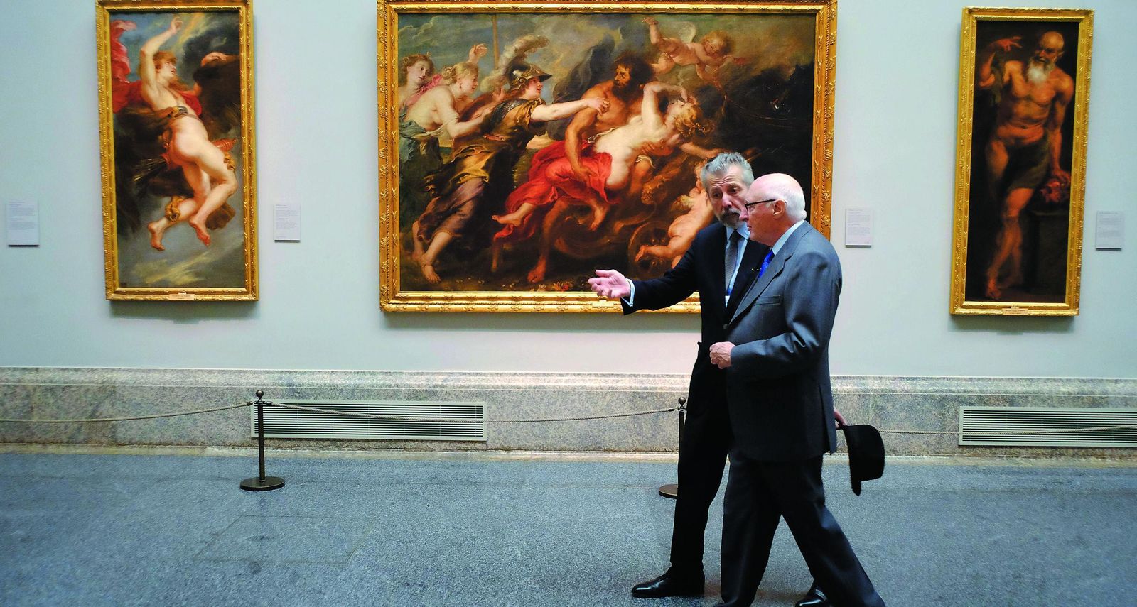 José Pedro Pérez-Llorca camina junto a uno de los patronos del Prado, el pintor Hernán Cortés, ante 'El rapto de Proserpina'.