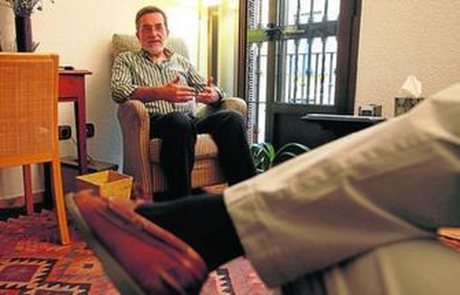 José Ignacio Díaz Carvajal, en su consulta, durante un momento de la entrevista.