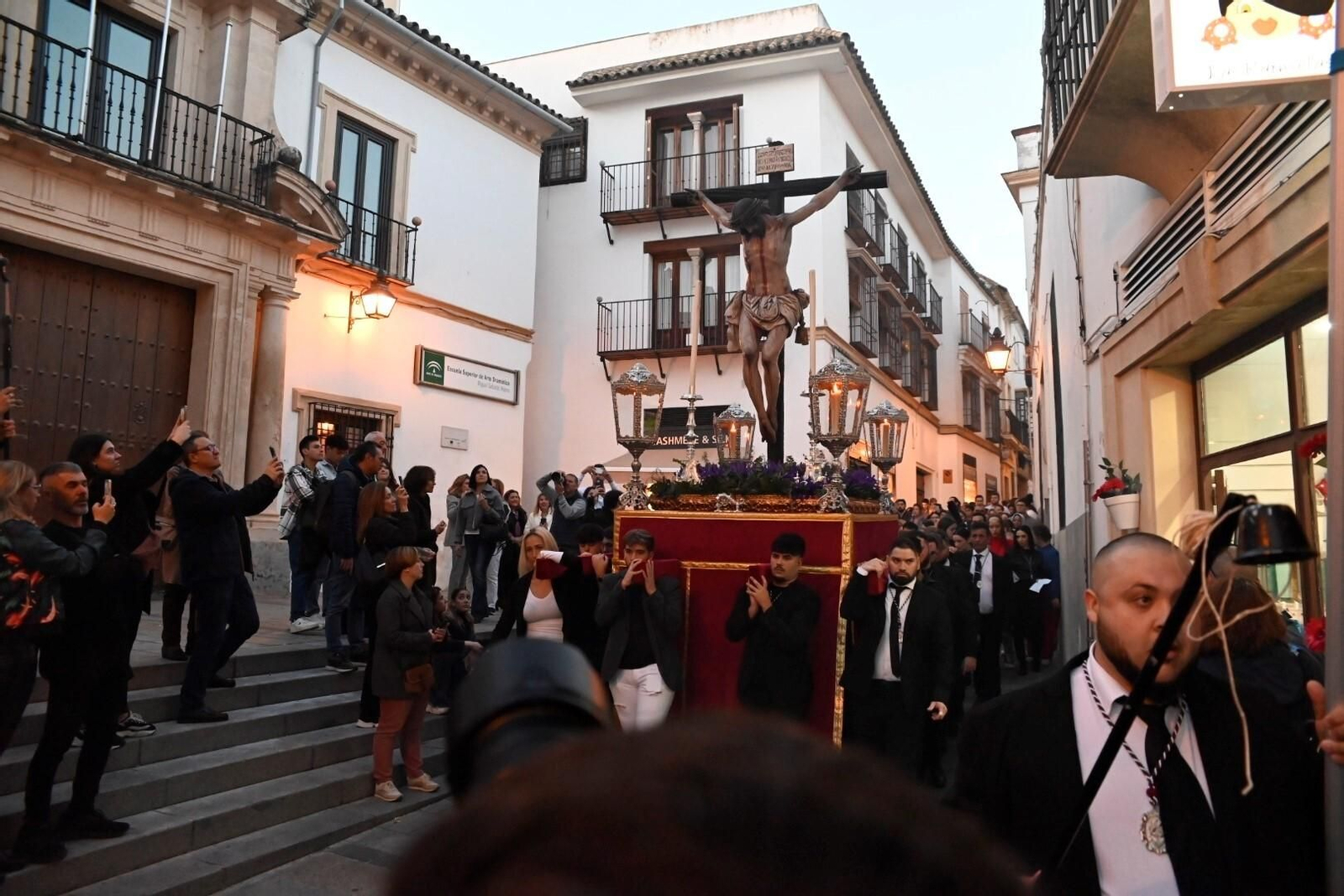 El Cristo de la Piedad preside el vía crucis de las cofradías, en imágenes