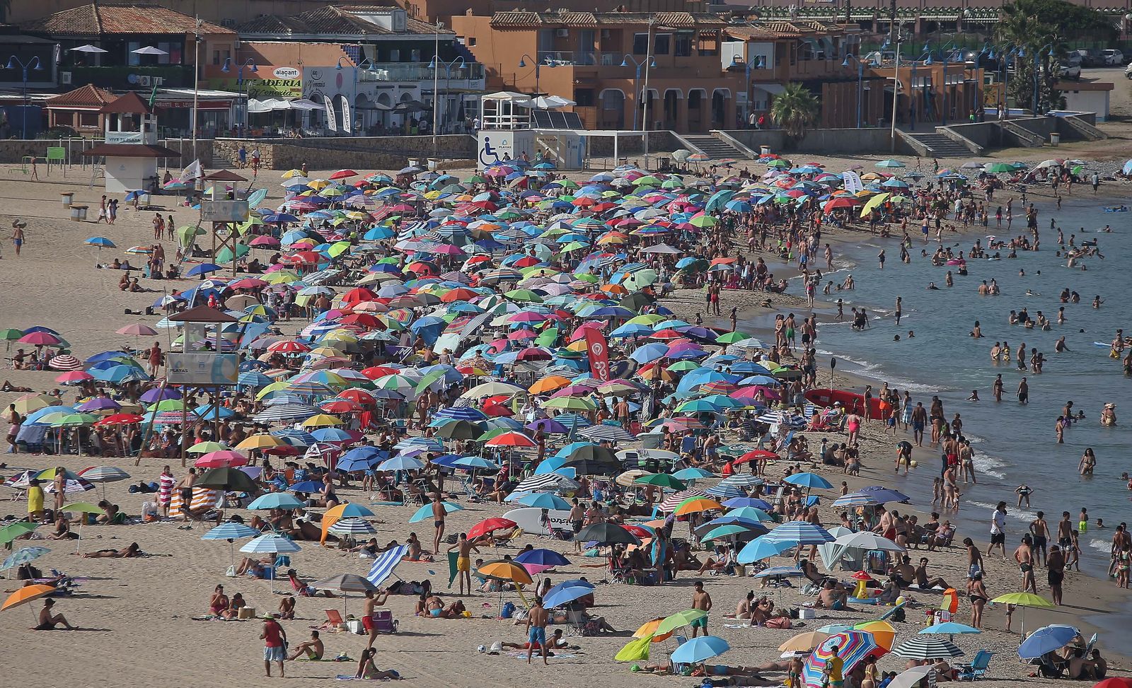 La playa de Getares abarrotada este domingo, en imágenes