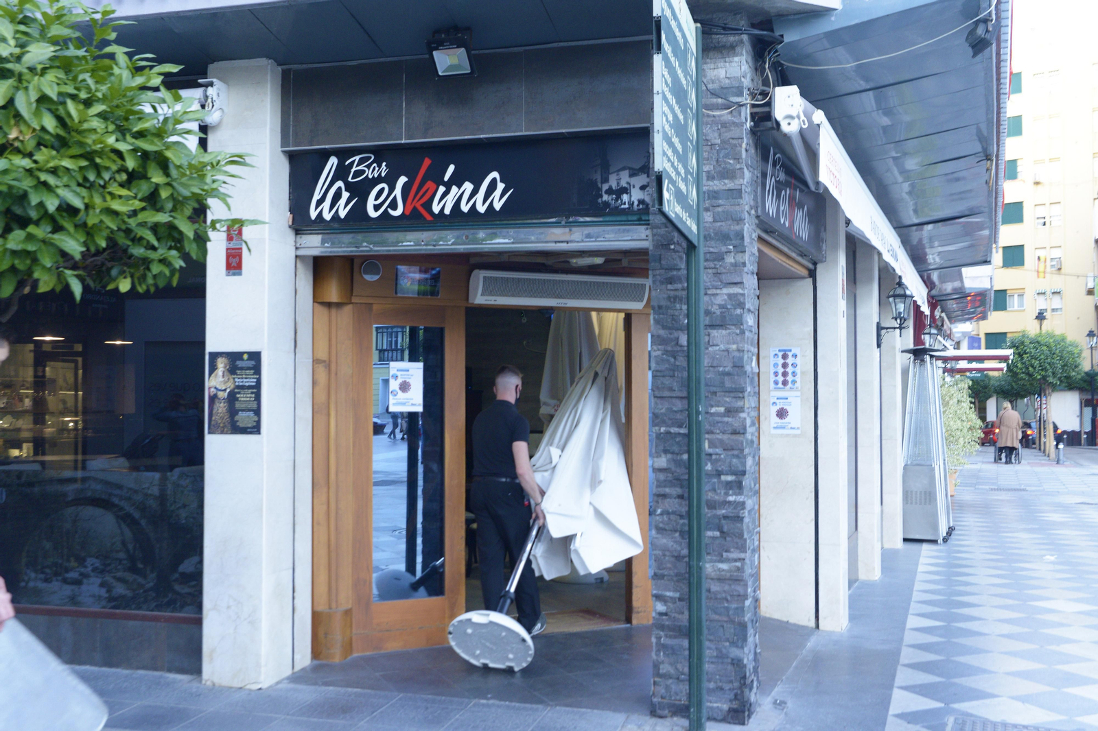 Fotos del cierre de comercios y bares en las calles por el Covid
