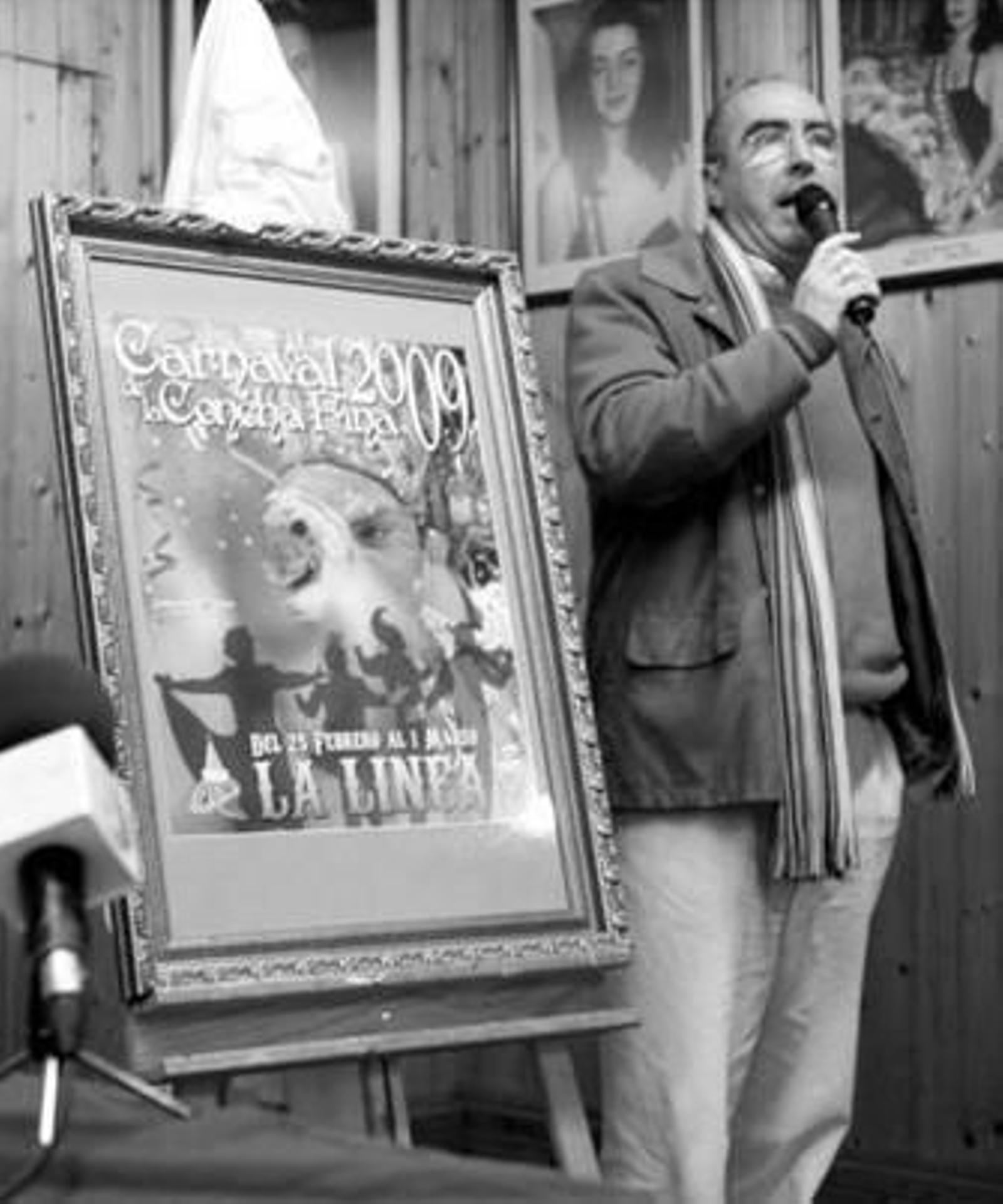 El pregonero, Pepe Torres, junto al cartel, ayer en Ascteg.