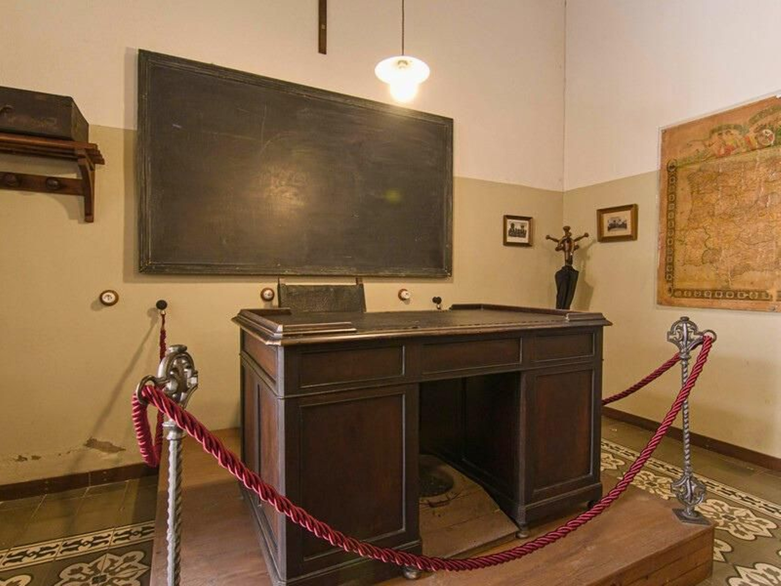 La mesa del profesor y la pizarra original del aula, corazón del espacio donde Antonio Machado impartió clases de francés entre 1912 y 1919.