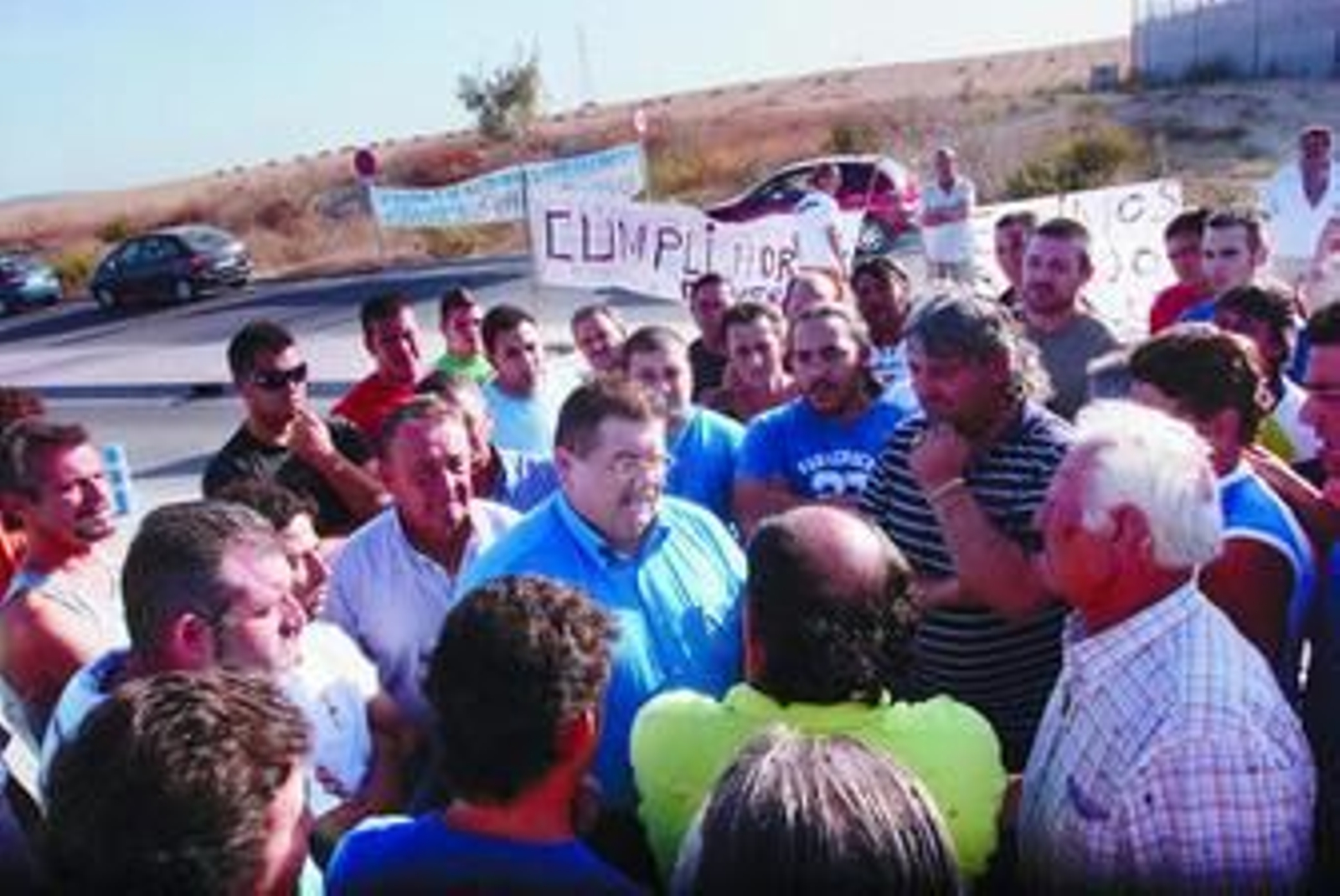 José Manuel Trillo (centro) informa a los manifestantes por la suspensión de la reunión, ayer.