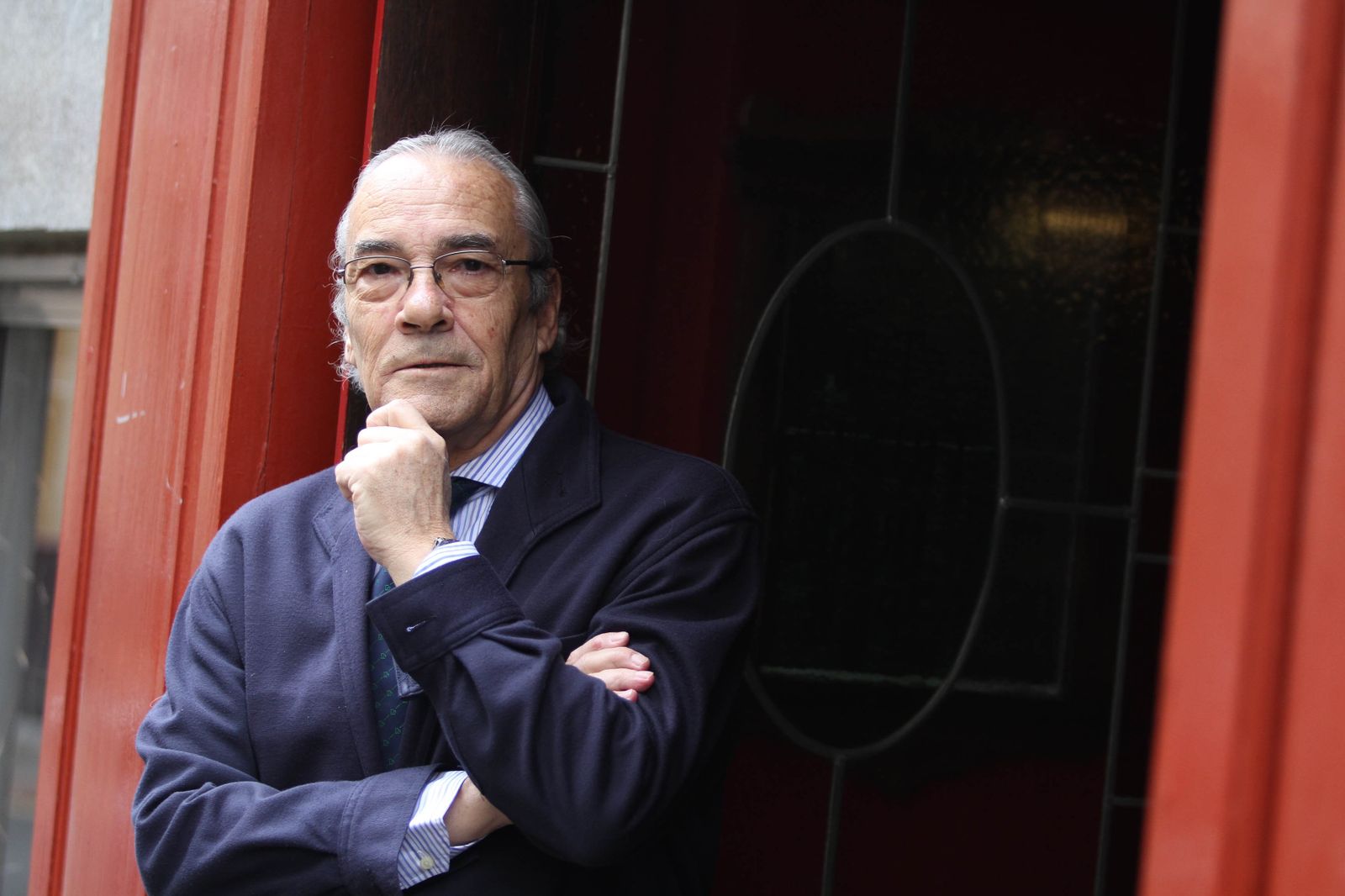 José León-Castro, en el Trinity Pub del Hotel Inglaterra, durante un momento de la entrevista.