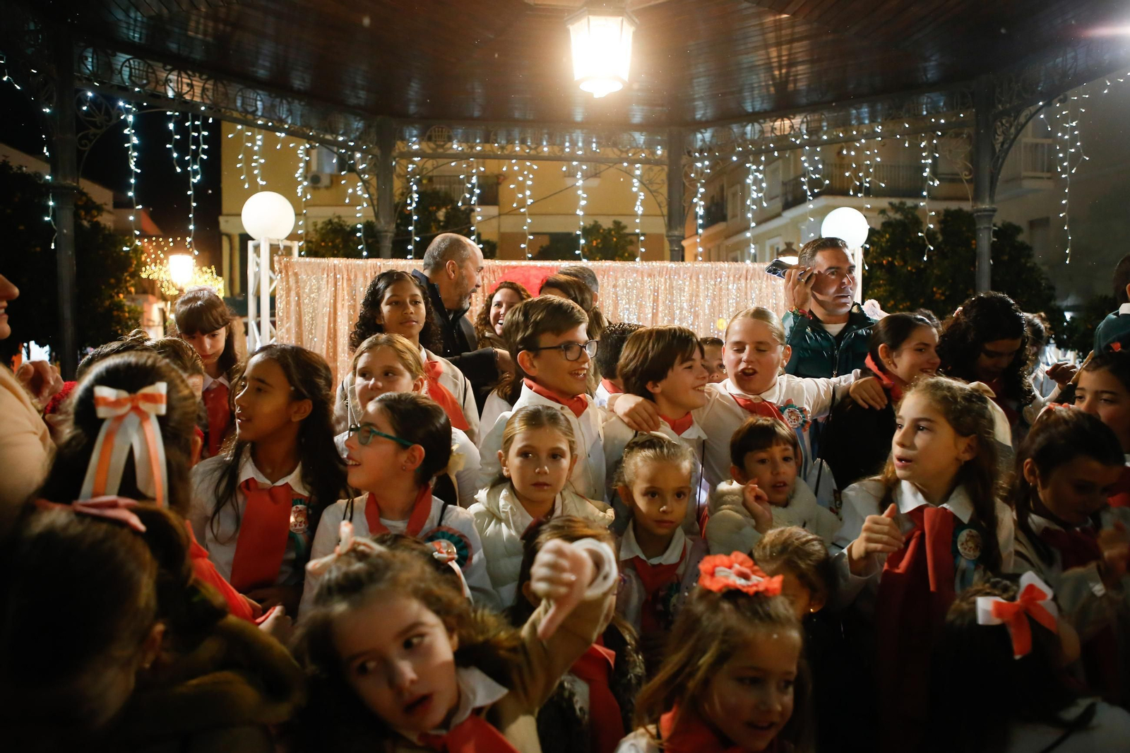 Fotos del encendido del alumbrado navideño en Los Barrios y la gran nevada artificial