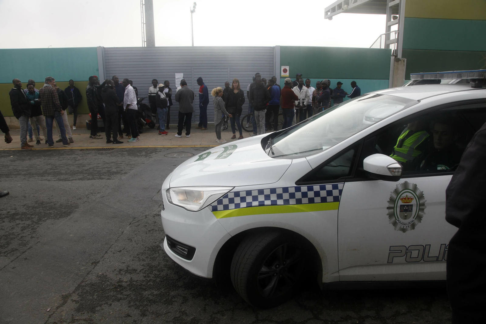 Presencia policial en la concentración de los inmigrantes de Lepe.