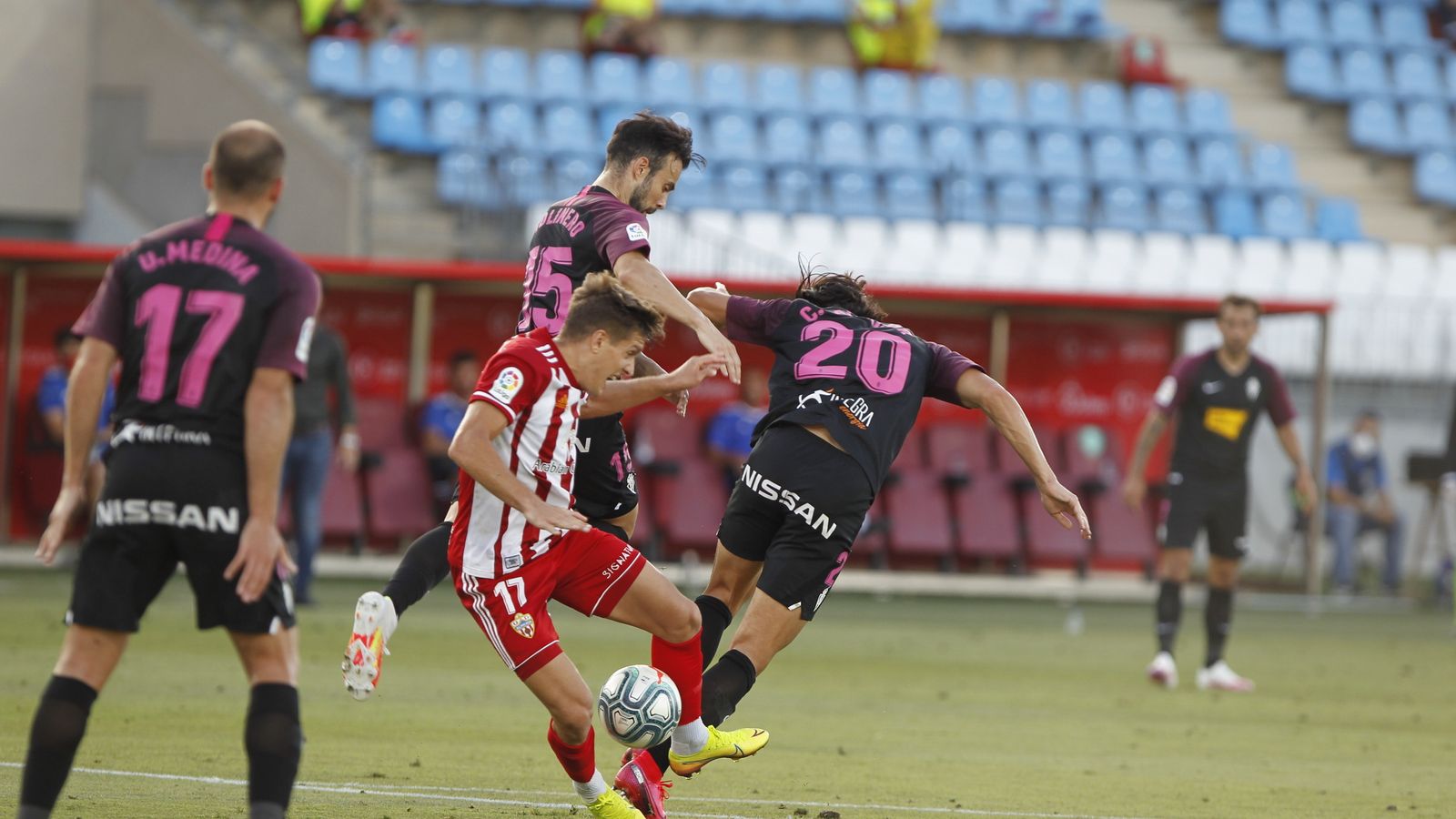 Corpas disputa el balón con dos contrarios