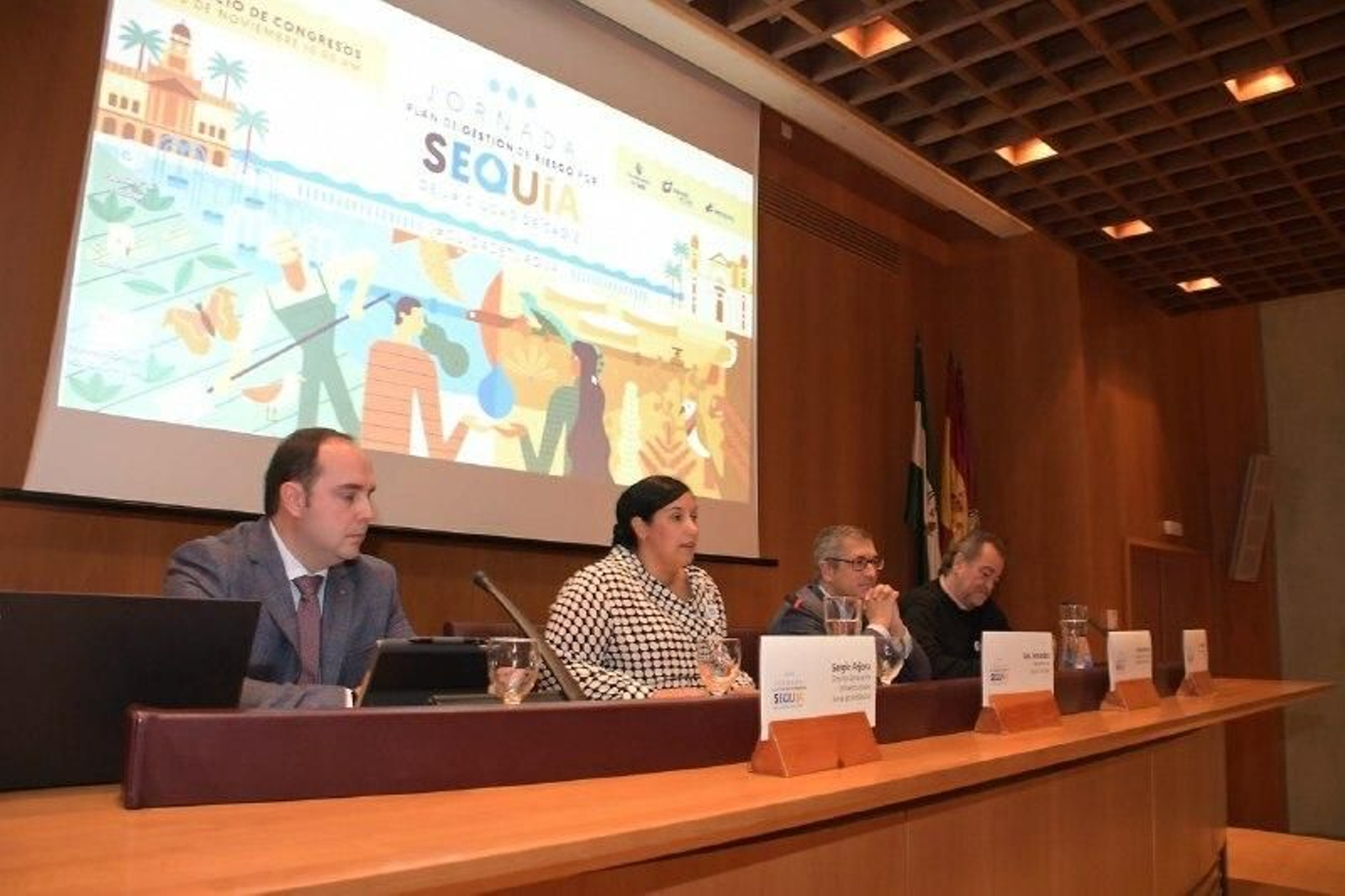 La presidenta de Aguas de Cádiz, Ana Fernández, interviene en la inauguración de la jornada.