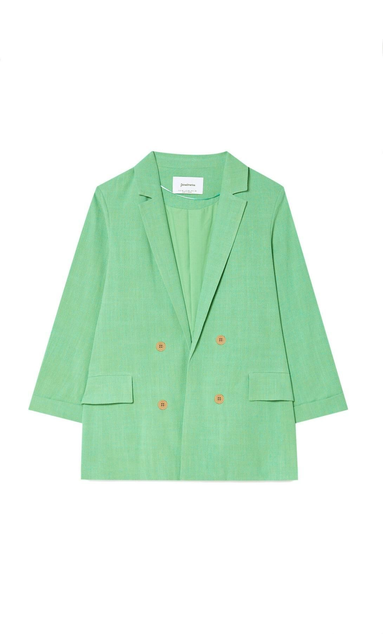 Chaqueta verde menta de Stradivarius.