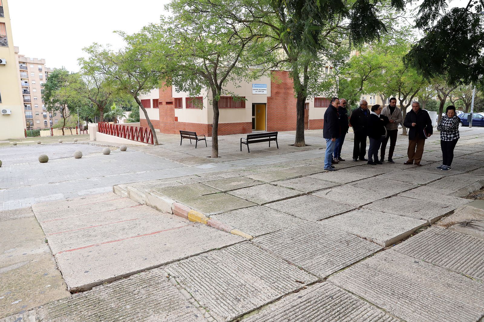 Estado en que se encuentra el acerado de La Cartuja.