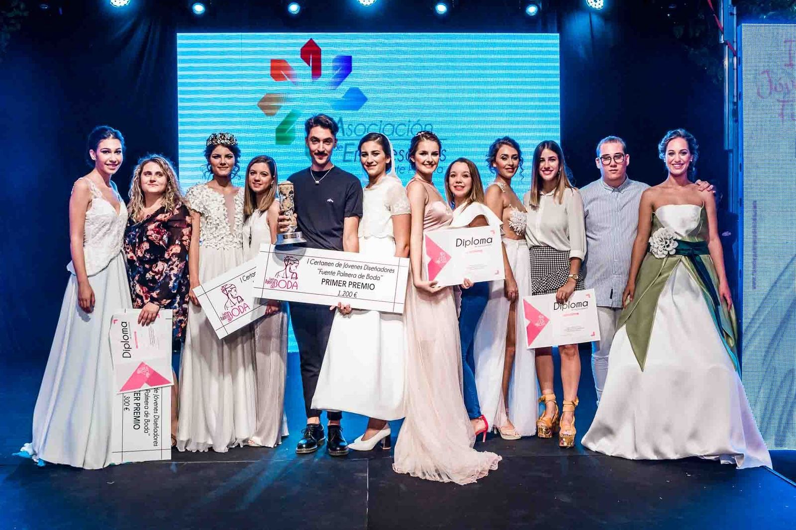 Alberto Fernández, en el centro, junto a las otras dos diseñadoras premiadas.