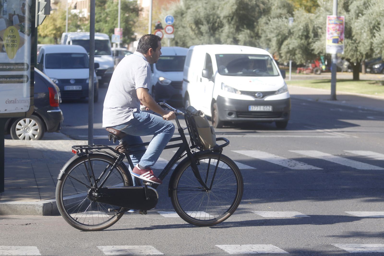 Un hombre pasea en bicicleta por la capital.