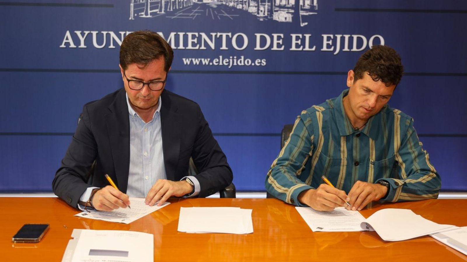 El alcalde y el deportista firman el acuerdo de patrocinio.