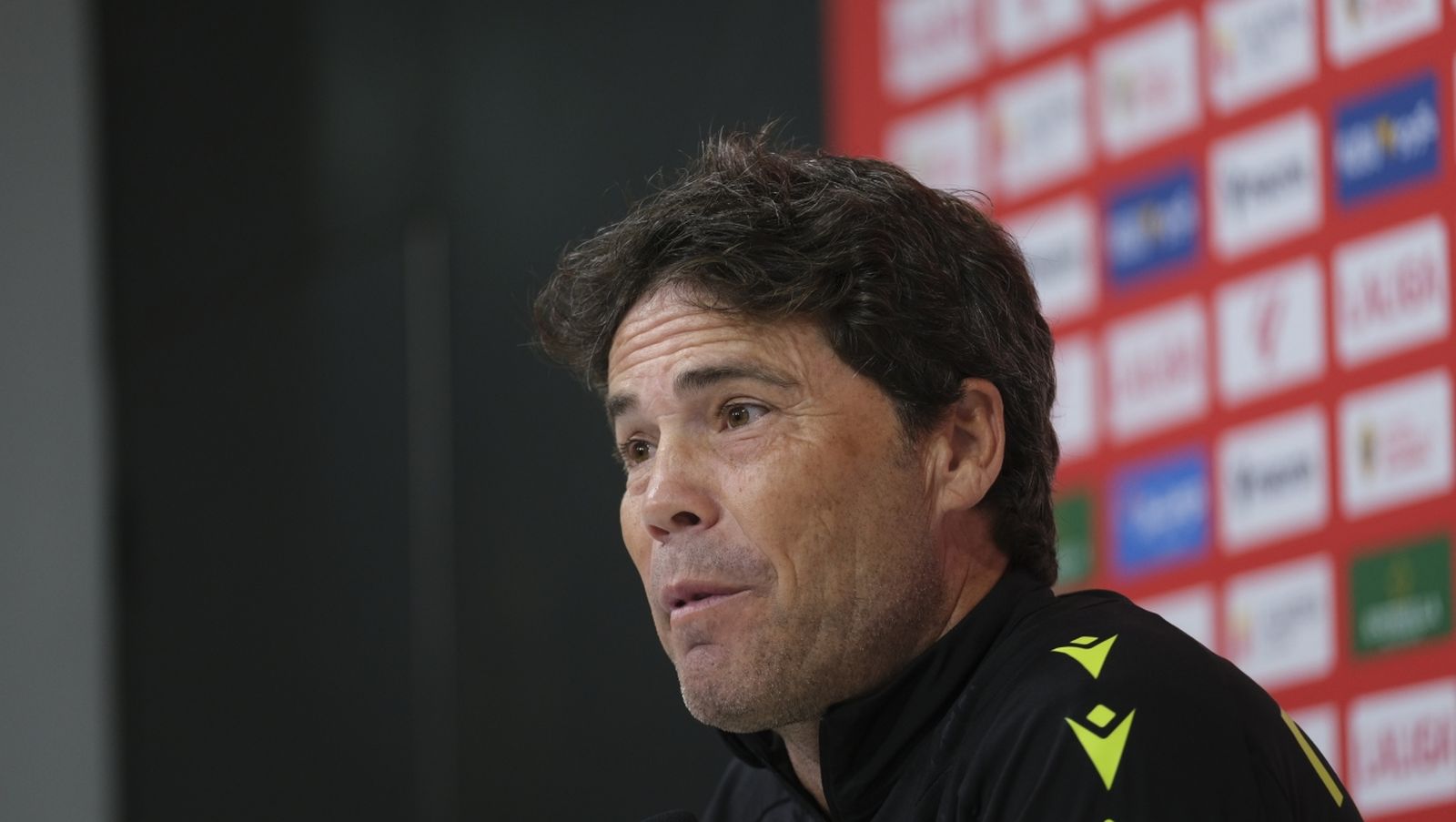Joan Francesc Ferrer Sicilia 'Rubi', técnico de la UDA, en la sala de prensa del estadio almeriense.