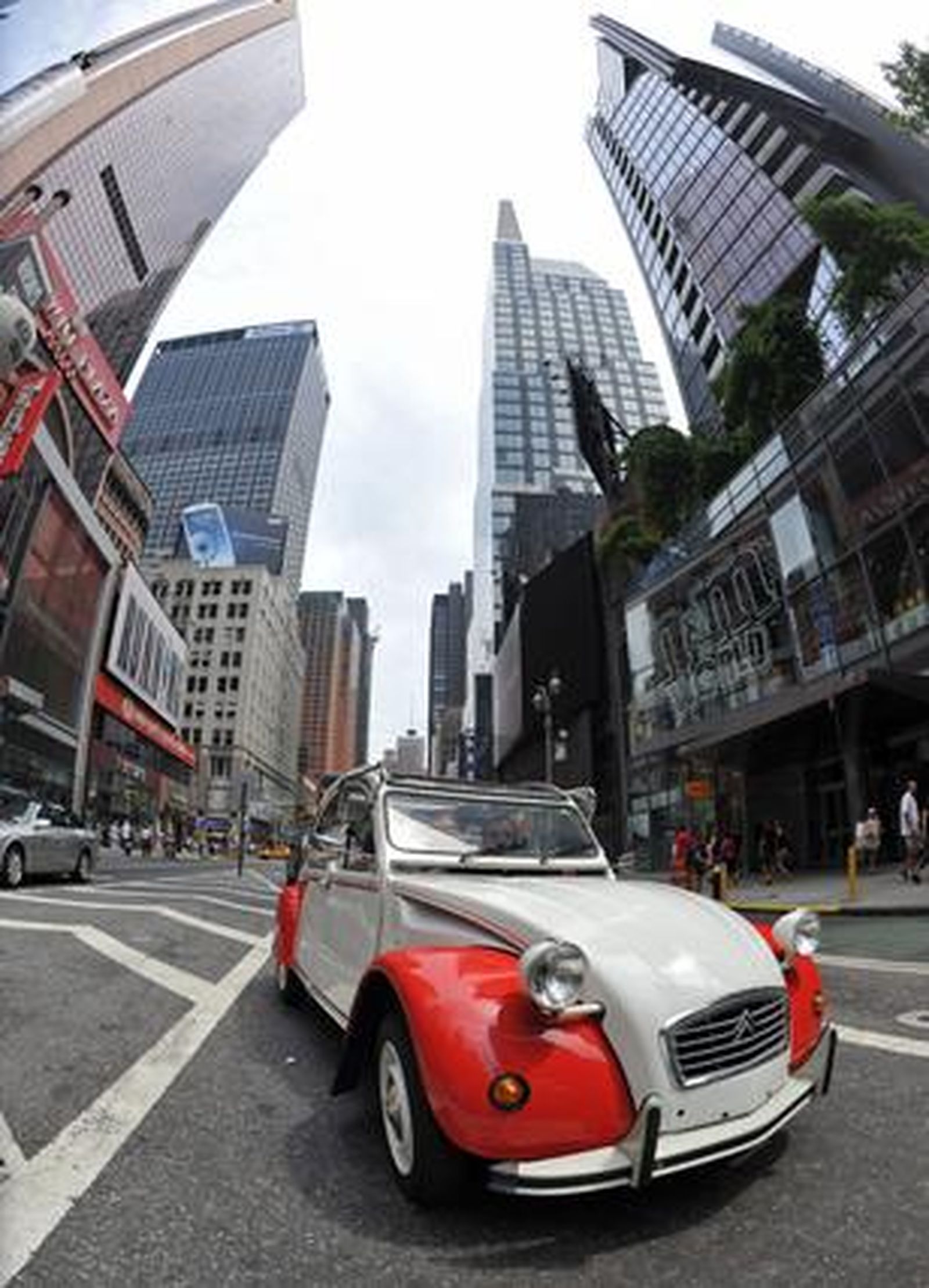 Los fanáticos del motor se pasean en los míticos Citroën 2CV que recorrieron las calles de Nueva York en un 'rally especial'.

Foto: AFP PHOTO