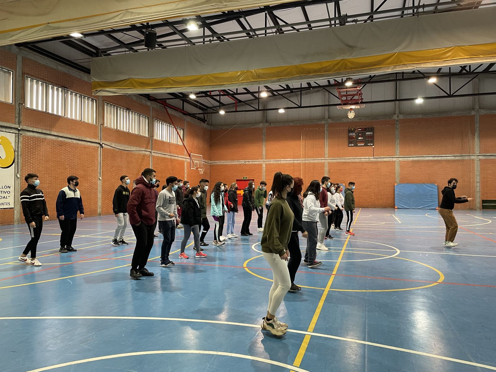 Alumnos del taller de Solo Jazz bailan en el Pabellón Polideportivo Menéndez Pidal de Córdoba.