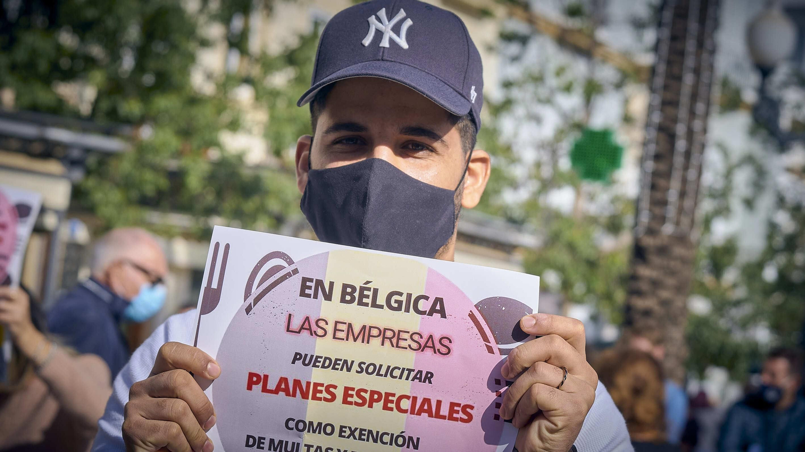 La Hostelería de Cádiz se moviliza en demanda de ayuda por los efectos de  la Covid-19