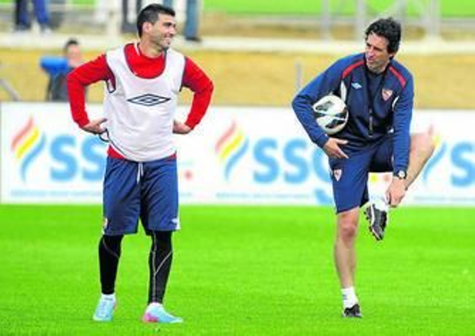 Reyes, sonriente, bromea con Unai Emery.