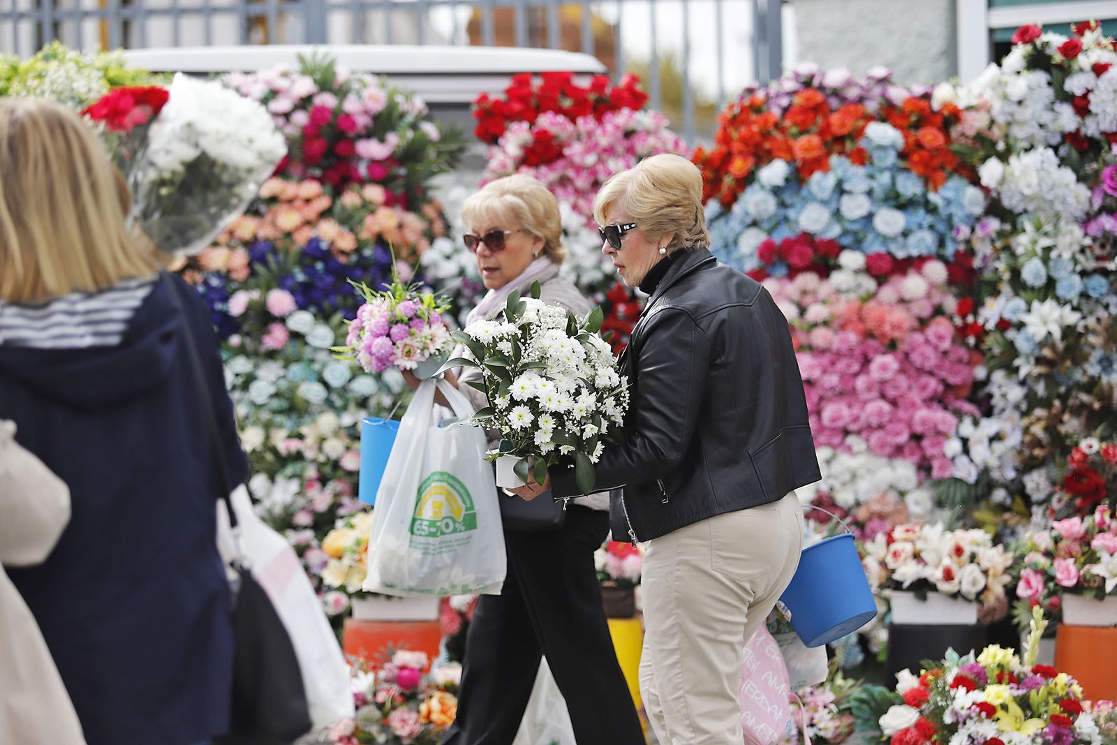 Imágenes del Día de Todos los Santos en el cementerio de la Soledad de Huelva