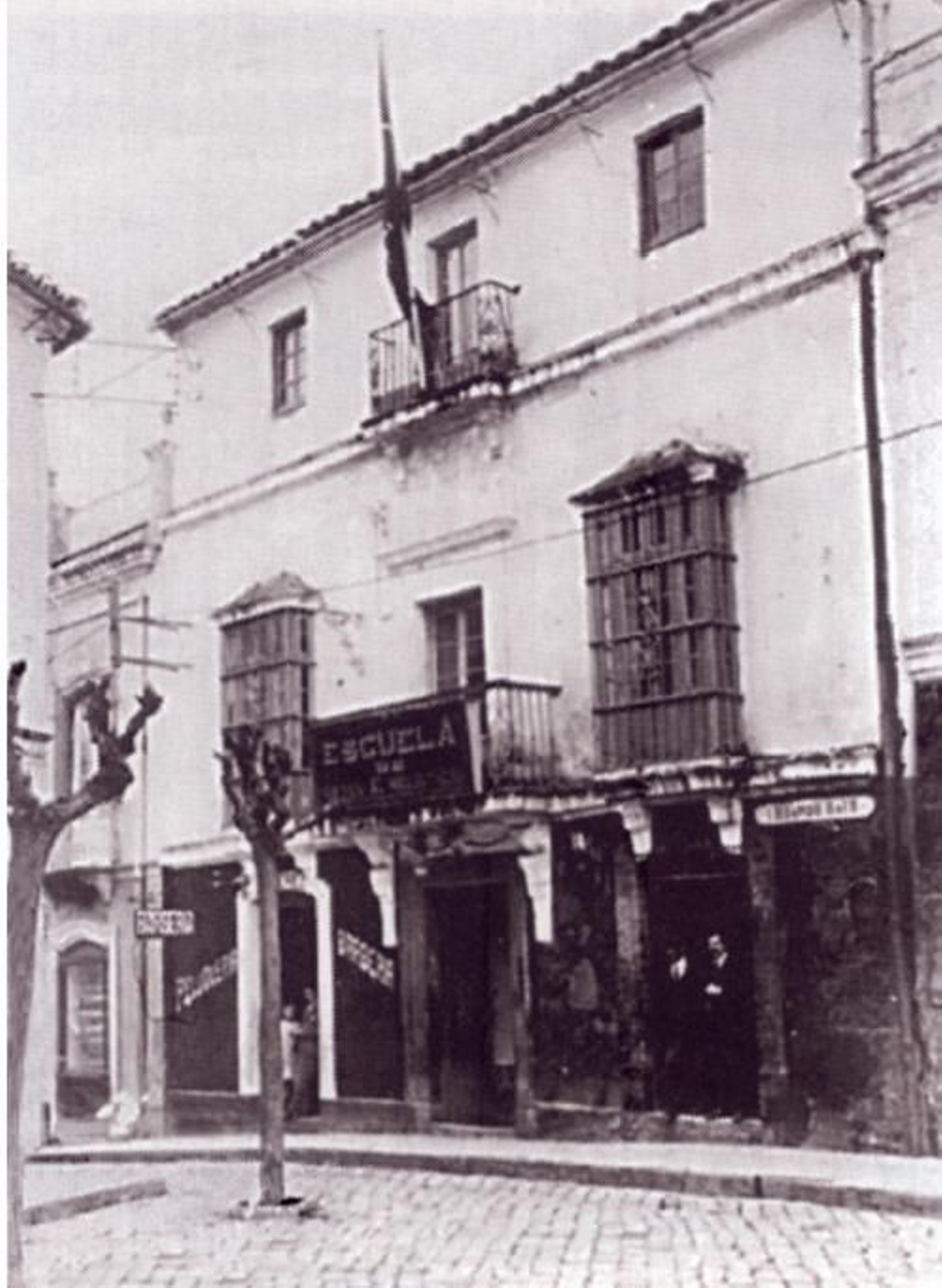 Primer edificio donde estuvo ubicada la Escuela de Artes e Industrias. (Fotografía tomada entre 1921 y 1924).