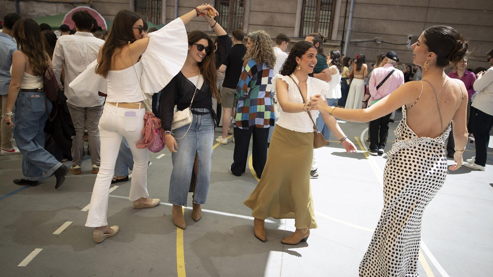 Un grupo de amigas baila en San Bartolomé antes de llenarse