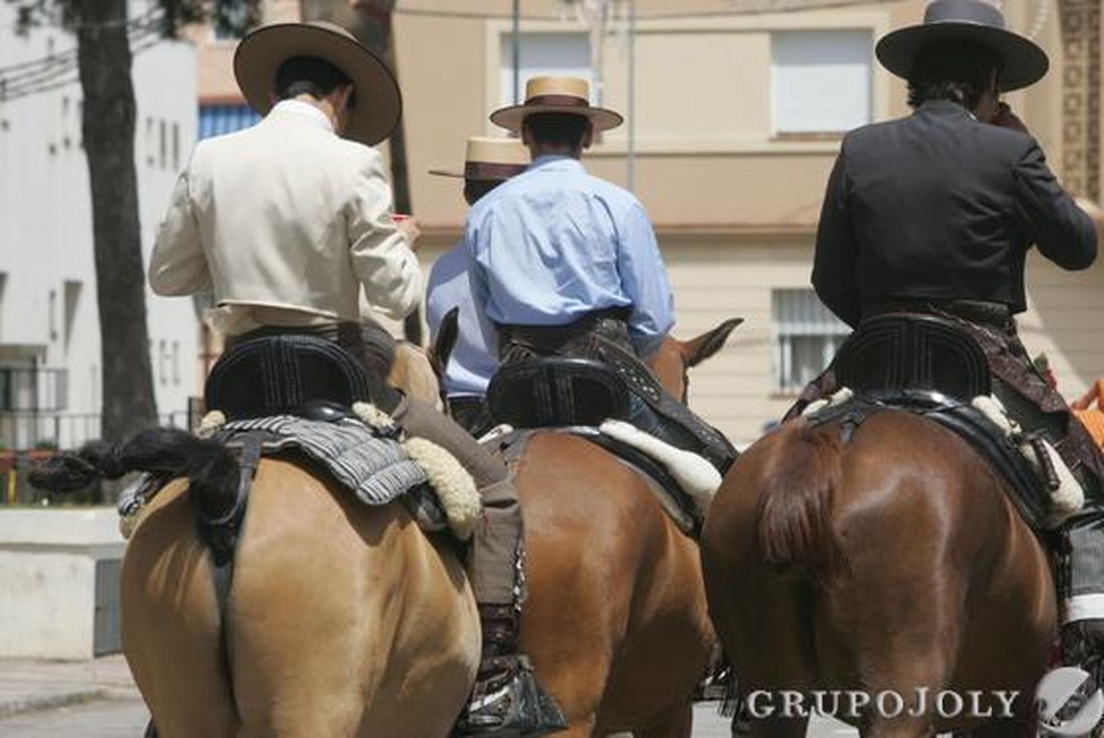 Los caballos y el buen ambiente en la recta final de la feria.  Foto: J.M. Quinones