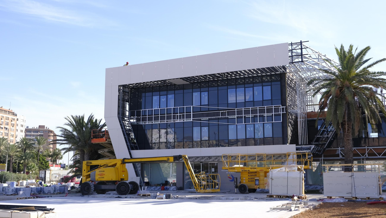 La prueba del izado de la bandera española y las obras del Puerto de Almería, en imágenes