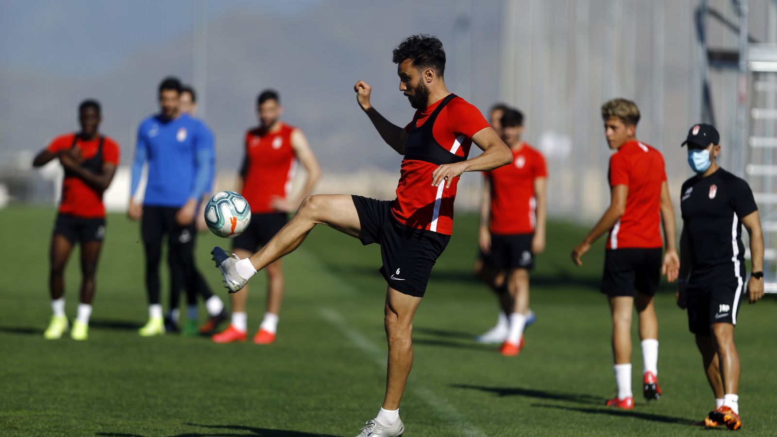 Los jugadores seguirán entrenando en grupos de no más de 14 efectivos.