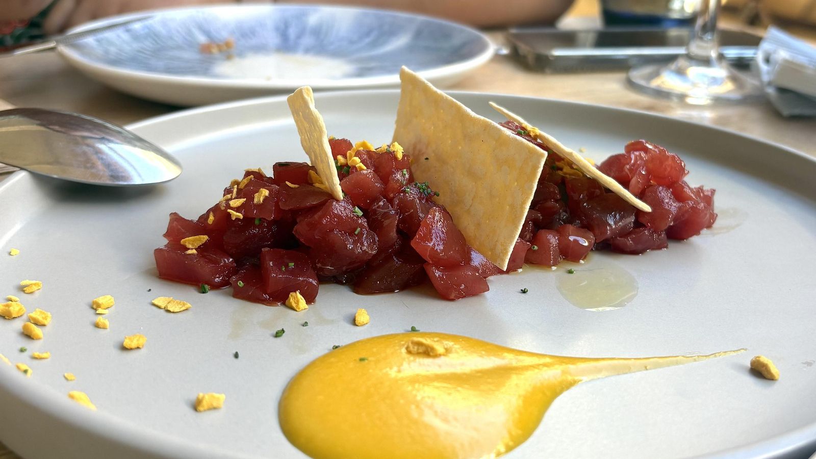 Tartar de atún rojo Gadira y salmorejo de mango