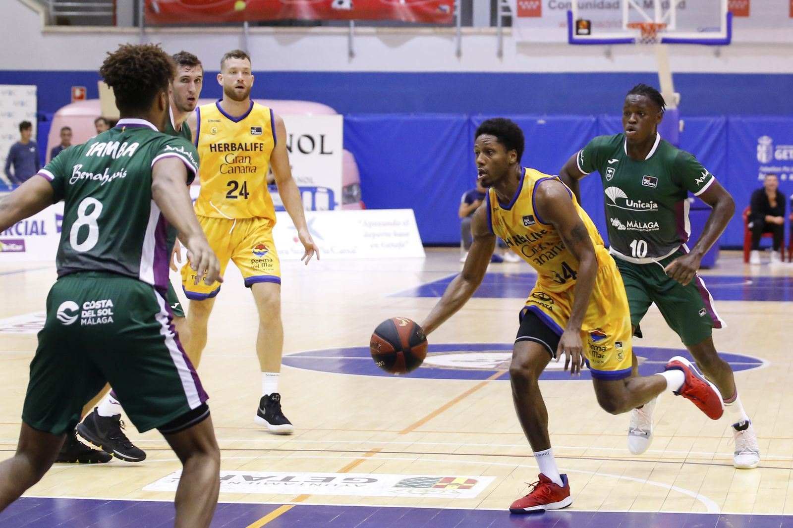 La primera victoria del Unicaja, en fotos