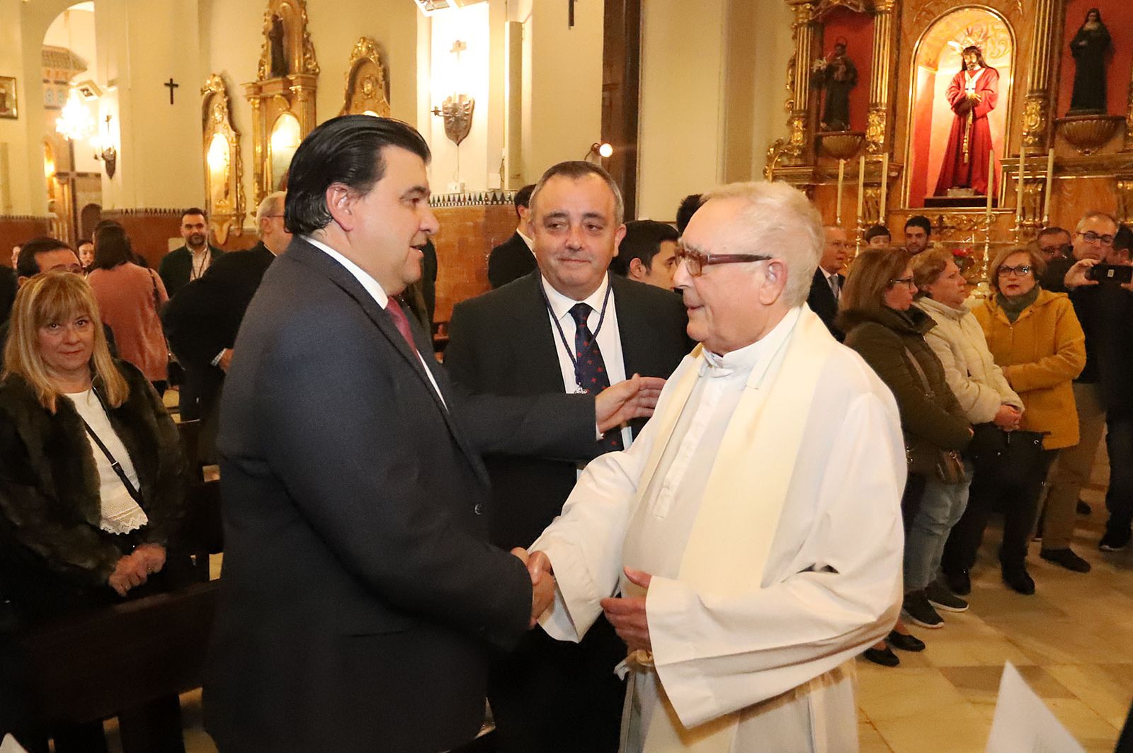 Imágenes de la bendición la la nueva túnica del Señor de Pasión y posterior besamanos