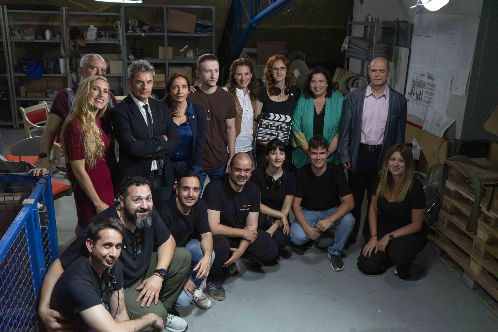 Rocío Juárez con el equipo técnico y artístico que participa en el rodaje del corto ‘El método M.O.’.