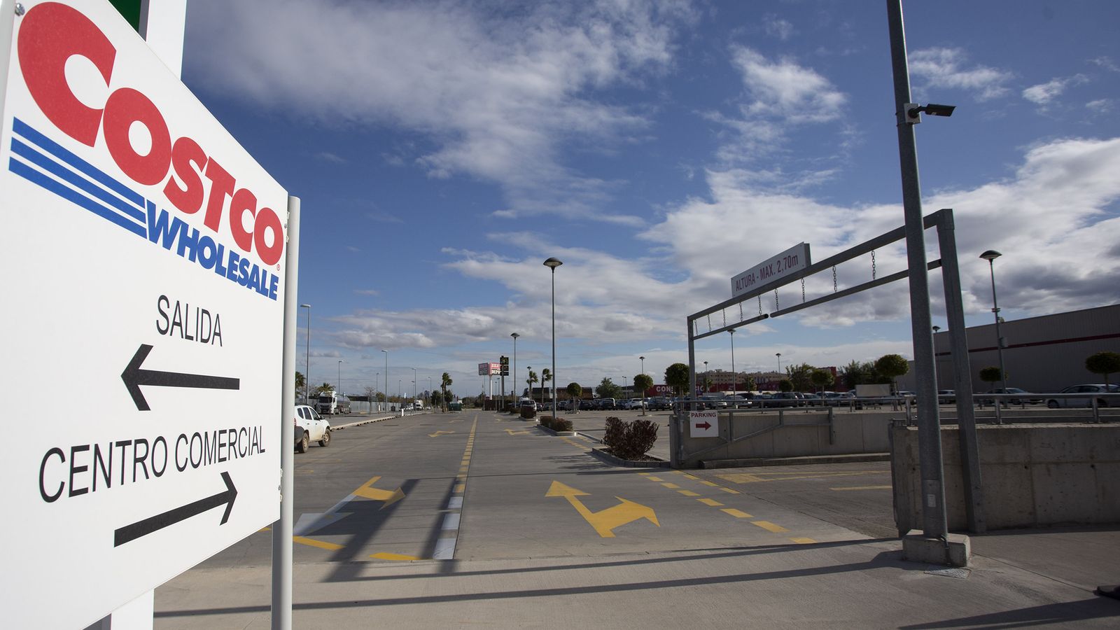 Accesos y salida de los aparcamientos del Costco en los terrenos del Higuerón Sur.