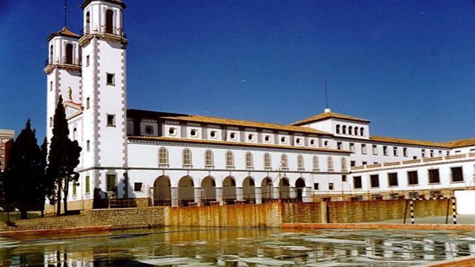 El centro educativo se encuentra en el antiguo edificio del seminario de Huelva. El centro educativo se encuentra en el antiguo edificio del seminario de Huelva.
