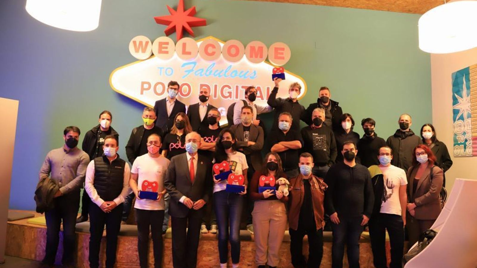 El alcalde de Málaga, Paco de la Torre, posa con los premiados y miembros de la organización.