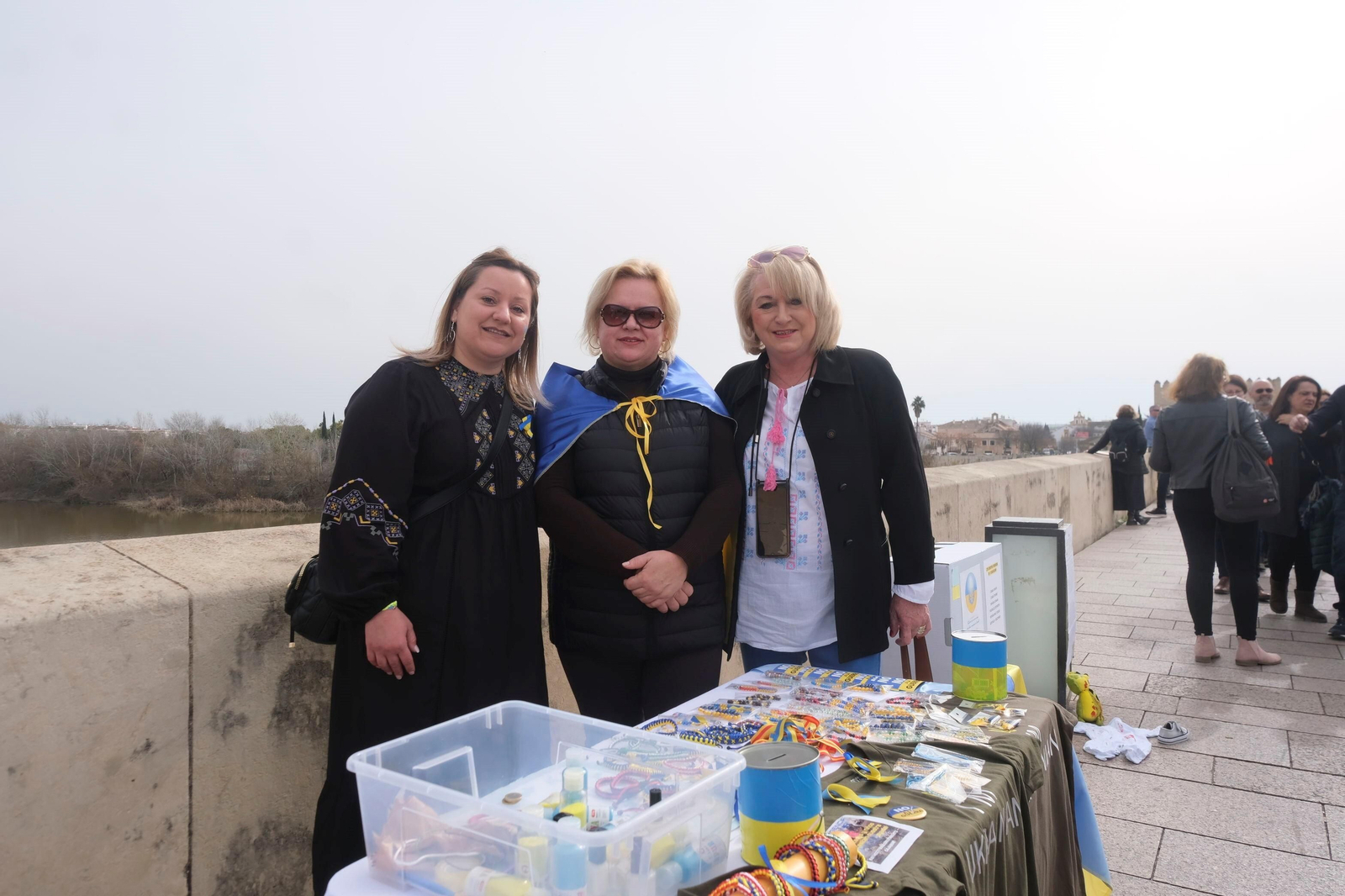 El mercadillo solidario de la Asociación de Ucranianos en Córdoba, en imágenes
