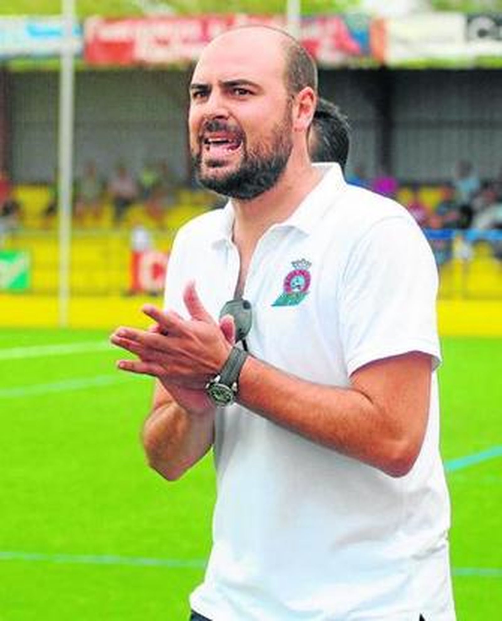 Sergio Moguer, dando instrucciones en un partido de Los Palacios.