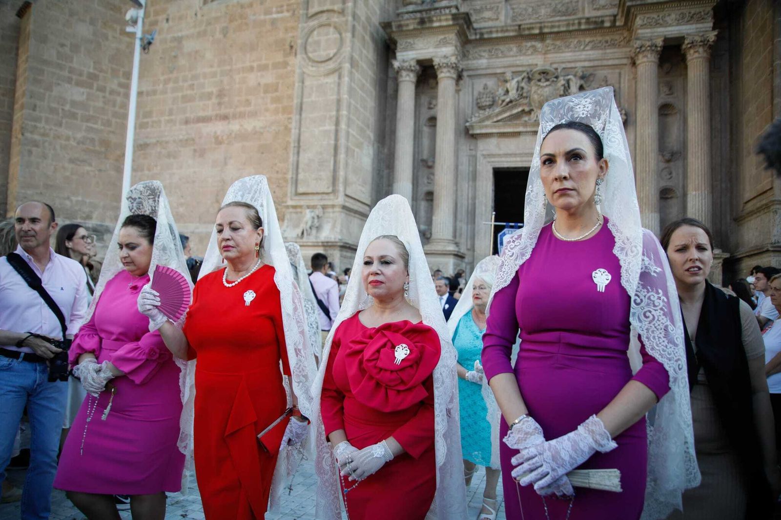Imágenes de la procesión del Corpus Christi en Almería: así han sido la misa y la posterior marcha por la capital