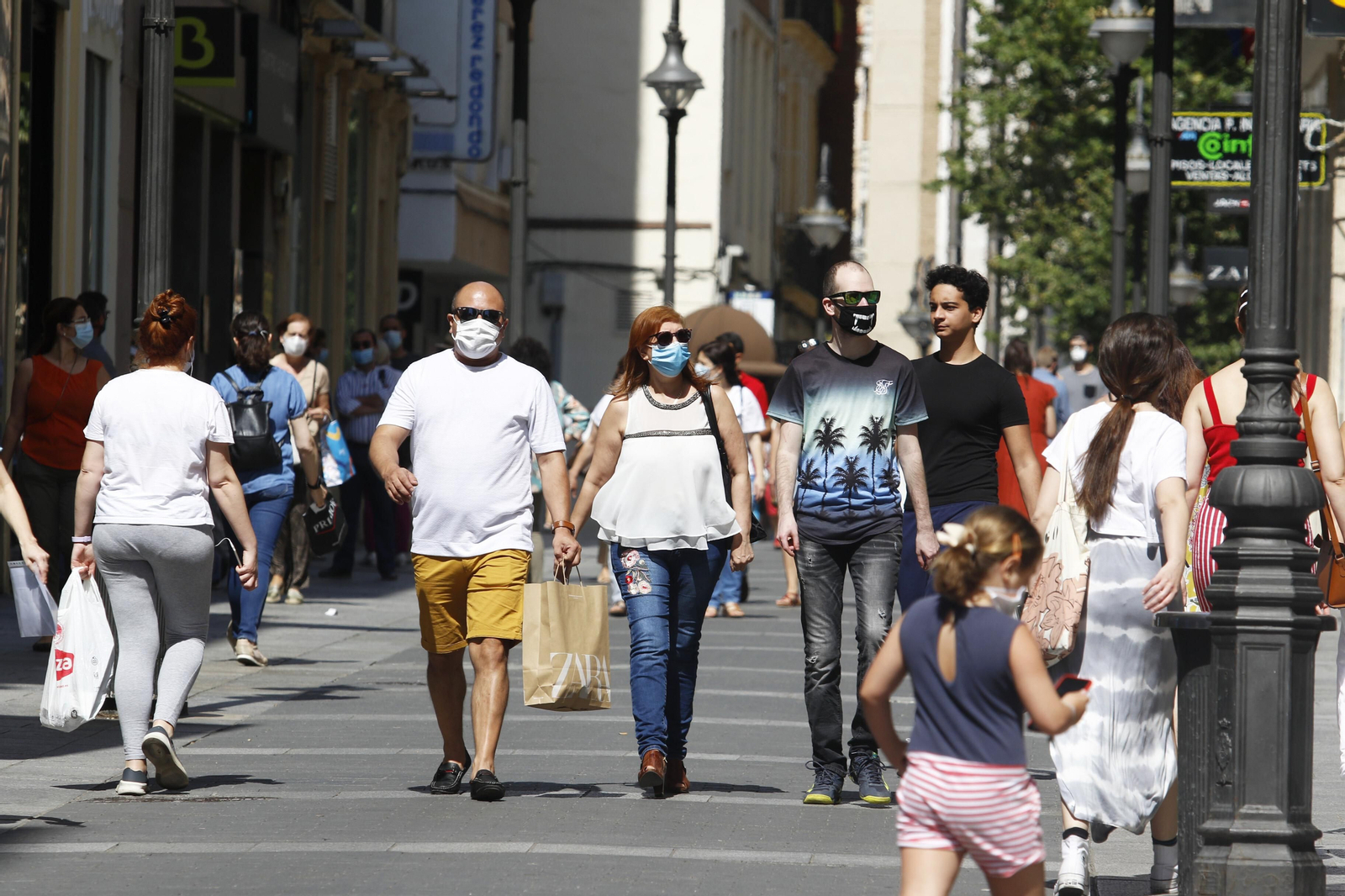 Varias personas caminan por la calle Conde de Gondomar.