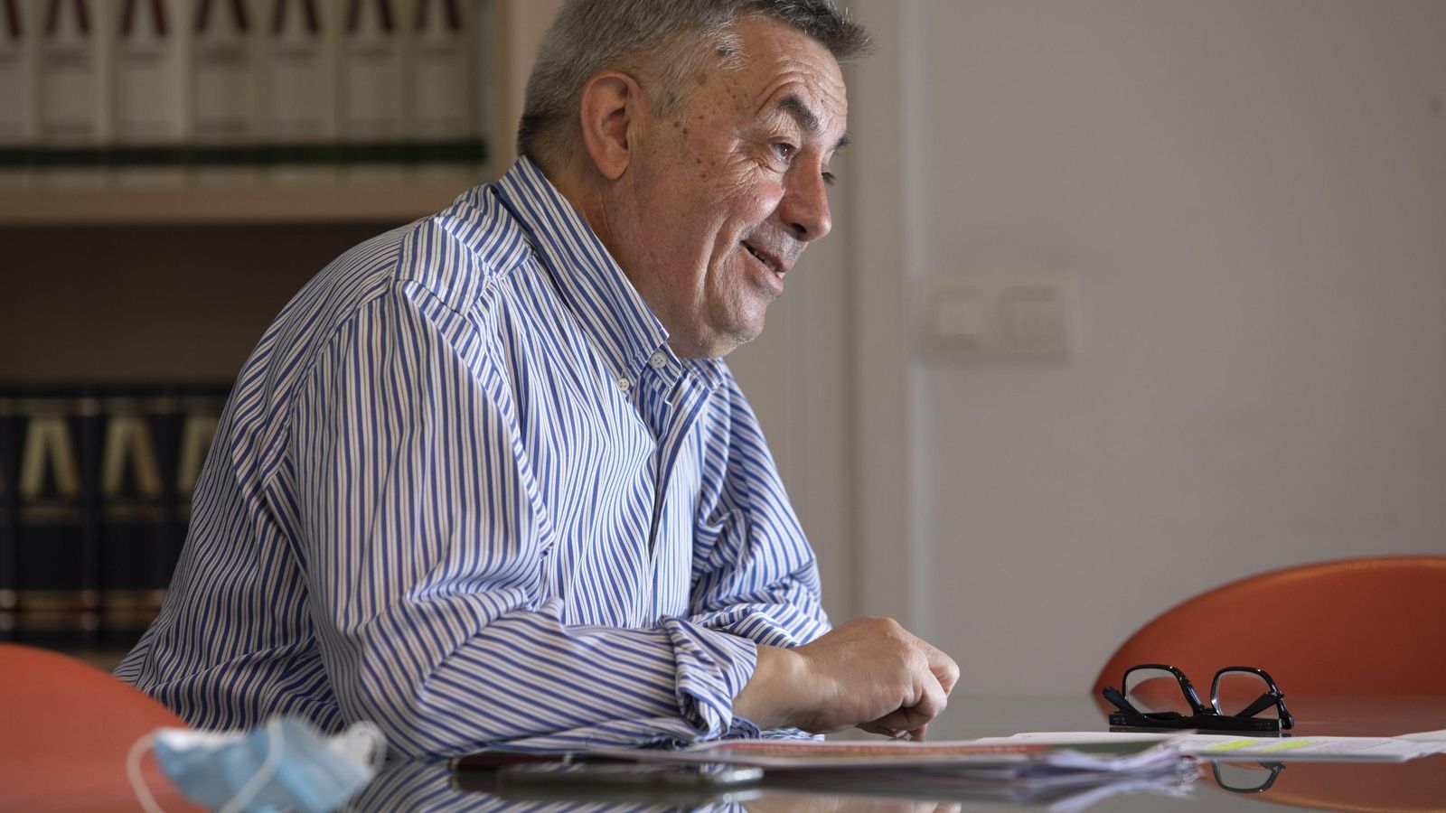 Martín sonríe durante la entrevista.