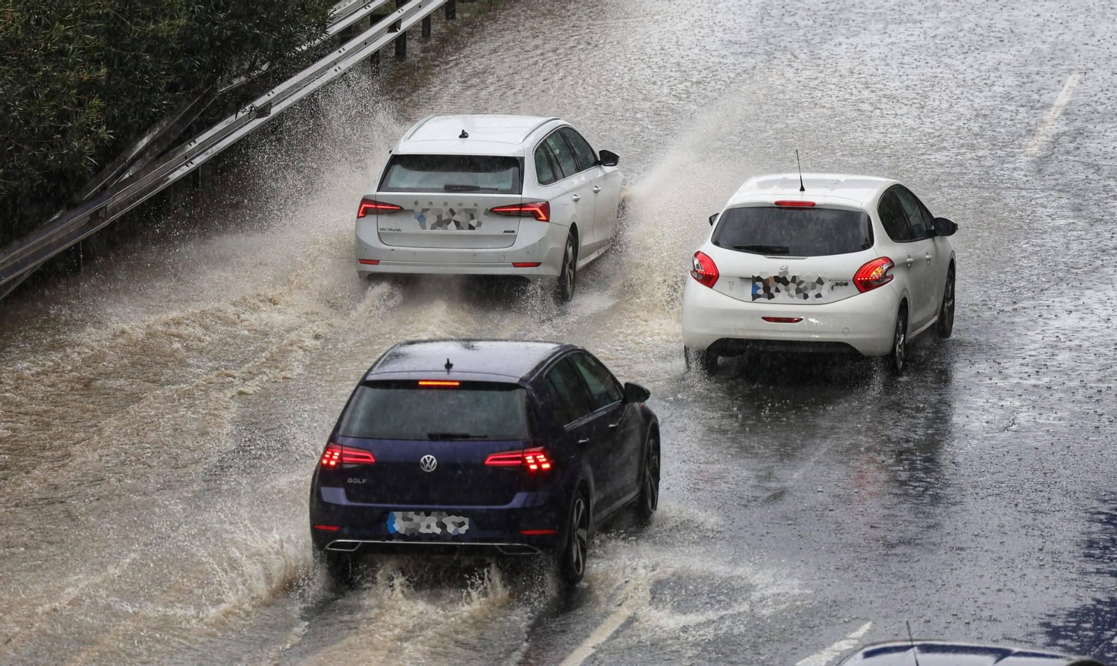 Acumulaciones de agua en la carretera, a causa de las intensas lluvias en Málaga. Acumulaciones de agua en la carretera, a causa de las intensas lluvias en Málaga.